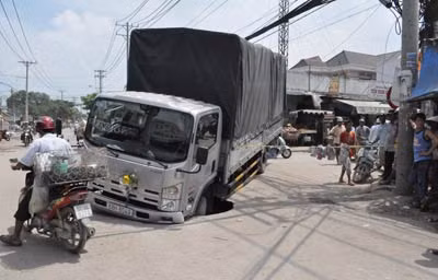Đường thi công ẩu, xe tải gặp nạn ảnh 1