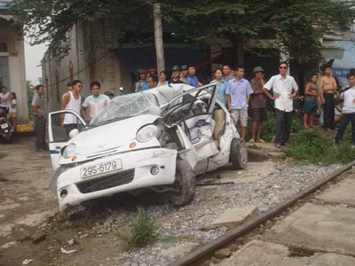 Hà Nội: Tàu hỏa đâm taxi, 3 người thiệt mạng ảnh 1