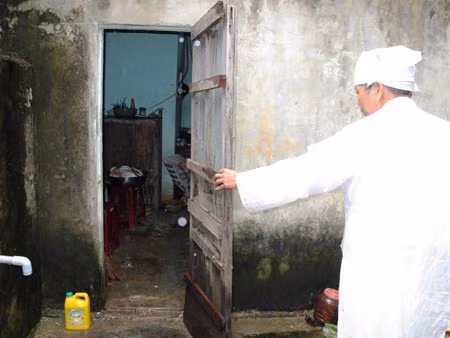 Lối đi hung thủ đã đột nhập vào nhà sát hại cụ Lang.