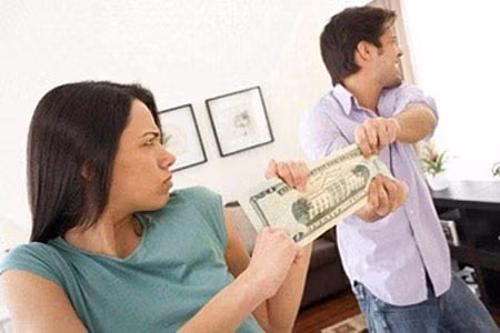 Khi tiền bạc trở thành nguyên nhân khiến cho nhiều vụ ly hôn khó giải quyết.