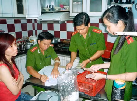 Khám xét và bắt khẩn cấp đối tượng Trần Thị Thu (em ruột Trần Thị Liên) tại nhà số 28 Cao Văn Lầu, phường 2, Tp Bạc Liêu.