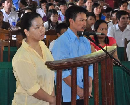 Nguyễn Ngọc Hậu và Võ Thị Kim Oanh tại tòa.