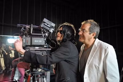 Bức ảnh cuối cùng giữa Michael Jackson và đạo diễn Kenny Ortega, chỉ vài ngày trước khi Michael qua đời.