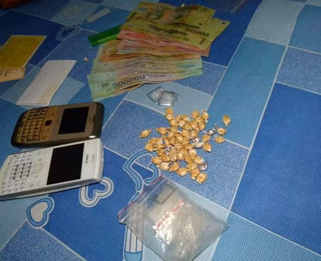 Hàng đá, thuốc lắc cùng tiền mặt và điện thoại thu tại phòng khách sạn của Hậu.