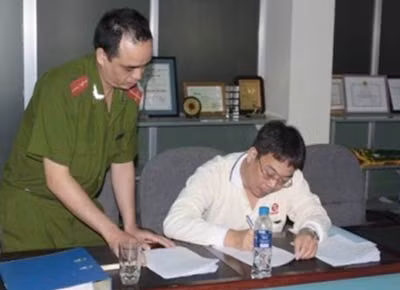 Đại diện Công ty Tungkuang, ông Hsu Chin Cheng - Phó Giám đốc, ký tên vào biên bản làm việc với C36, thừa nhận những sai phạm của Công ty.