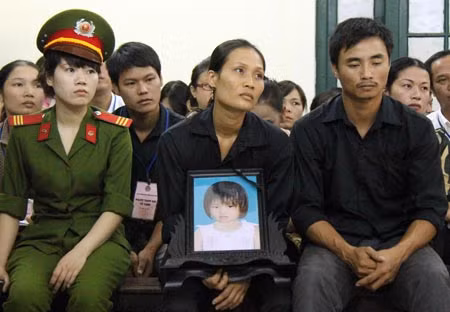 Bố mẹ nạn nhân ôm di ảnh của con khóc suốt phiên toà.