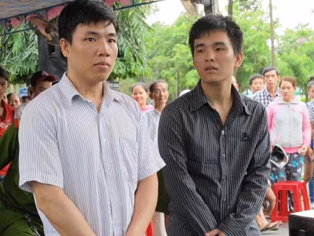 Kiệt (áo sậm) với gương mặt lạnh lùng tại toà.