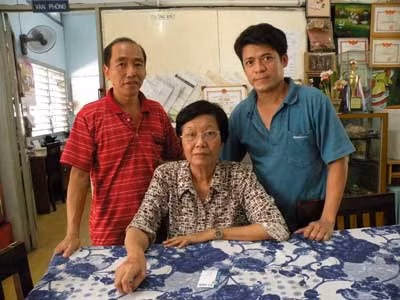 Cô Trần Thị Ngời và 2 người học trò câm - điếc.
