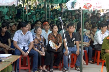 Đông đảo người dân và gia đình anh Trần Xuân Chuyên theo dõi phiên tòa.