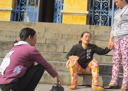 Hai người mẹ tội nghiệp (ngồi) đang vật vã trước nỗi đau con ngoan trở thành kẻ giết người.