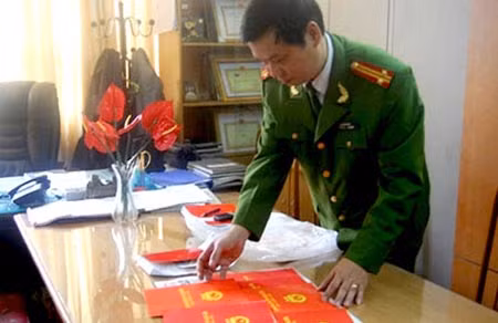 Những sổ đỏ giả mà Nguyễn Thị Bằng An sử dụng để lừa đảo đã bị Công an Hà Nội thu giữ.
