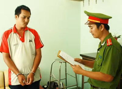 Cơ quan CSĐT CATP Cần Thơ đọc lệnh bắt đối với Huỳnh Thanh Bình.
