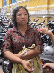 Bà Mỹ - dù đau đớn nhưng nghĩ đến cái giá mà Trí phải trả nên đã độ lượng tha thứ cho kẻ sát hại con mình