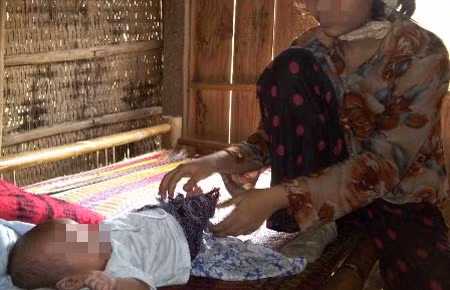 Cháu N. D. với đứa con sinh ra ngoài ý muốn.