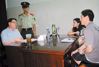 Văn Cường (người ngồi bên trái) trả lời phỏng vấn trước giờ thi hành án tử hình hôm 7/7.