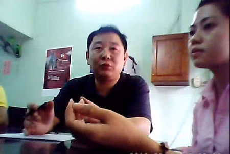 Ông Trần và người phiên dịch trong buổi tư vấn đầu tư.