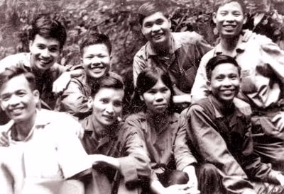 Nhà báo Đinh Trọng Quyền (hàng trước, ngoài cùng, bên phải) với phóng viên Thông tấn xã giải phóng Quảng Đà trong kháng chiến chống Mỹ.