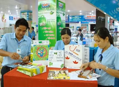 Hệ thống siêu thị CoopMart vận động khách hàng có ý thức hạn chế sử dụng túi ni lông thay bằng túi giấy.