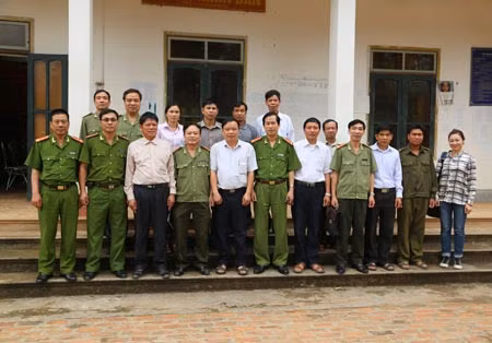 Đoàn công tác Báo Công an nhân dân, Công an tỉnh Sơn La với chính quyền, nhân dân xã Mường Giôn.