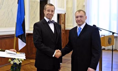 Eston Kohver (bên phải) và Tổng thống Estonia Toomas Hendrik.