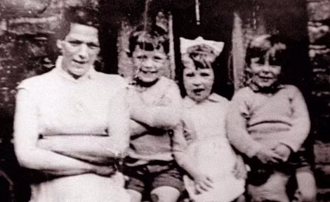 Bà Jean McConville và các con trước khi bị bắt cóc và thủ tiêu.