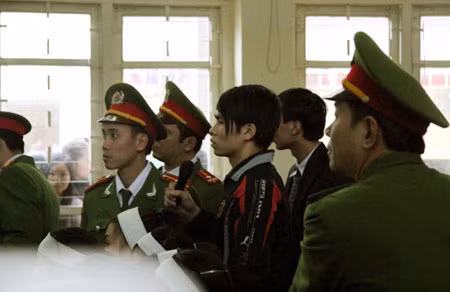 Lê Văn Long, em trai Lê Văn Luyện trả lời HĐXX về chi tiết sim điện thoại.