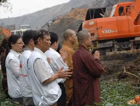 Các nhà sư làm lễ cầu siêu cho các nạn nhân.