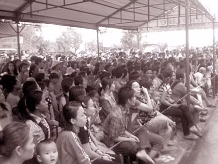 Hàng trăm người dân bỏ cả công ăn việc làm, đội mưa để tham dự phiên tòa.