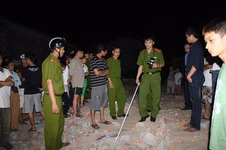 Khám nghiệm hiện trường vụ án.