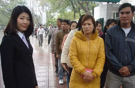 Nữ chiến sỹ Trung đoàn 375 (người đứng bên trái) hướng dẫn khách vào Lăng viếng Bác.