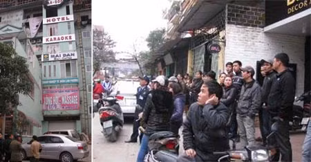Người dân tụ tập trước nhà nghỉ.