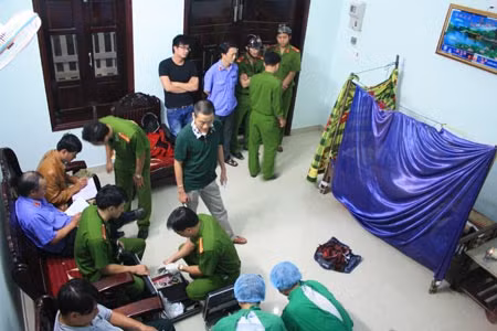 Khám nghiệm tử thi Phạm Văn Mười.