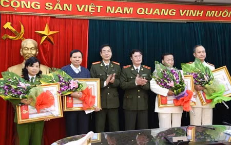 Trung tướng Nguyễn Hữu Ước, Phó Tổng cục trưởng Tổng cục Xây dựng lực lượng CAND; Đại tá Phạm Văn Miên, Tổng Biên tập Báo CAND tặng hoa chúc mừng các đồng chí được tặng thưởng Huân chương. Ảnh: Hiếu Quỳnh.