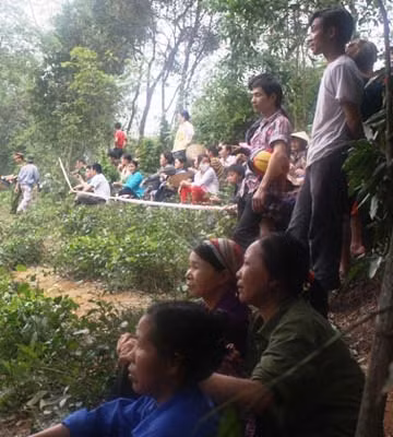 Hàng trăm người dân chờ đợi kết quả từ lực lượng cứu hộ.