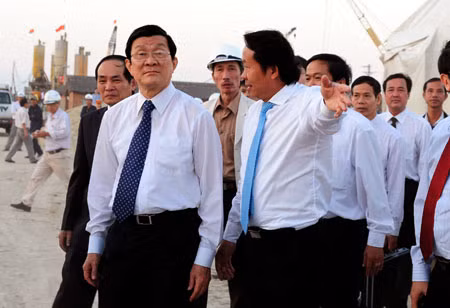 Chủ tịch nước Trương Tấn Sang thăm công trình xây dựng cầu Cửa Đại. Ảnh: Thân Lai.