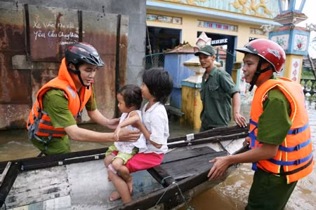 Lực lượng Công an giúp dân trong lũ lụt.