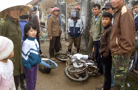 Chiếc xe máy nát vụn được người dân kéo ra khỏi đường sắt.