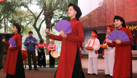 Phường xoan An Thái đến từ Phú Thọ trình diễn tại Bảo tàng Dân tộc học.