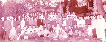Trước khi đón Tết Mậu Thân - năm 1968, Bác Hồ và các đồng chí lãnh đạo cấp cao chụp ảnh với lực lượng bảo vệ và phục vụ.