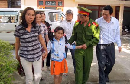 Bé Nguyễn Thục Phi được mọi người đưa về nhà mới ở Trung tâm Bảo trợ xã hội tỉnh.