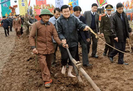 Chủ tịch nước Trương Tấn Sang, lãnh đạo bộ, ngành Trung ương, tỉnh Hà Nam và đông đảo người dân tham gia lễ hội. Ảnh: Đức Anh.
