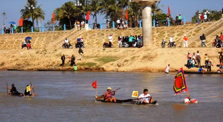 Đua thuyền trên sông Đak Bla, Kon Tum.