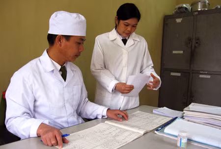 Các cán bộ, chiến sĩ áo trắng đang trao đổi công việc.