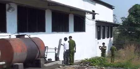 Lực lượng Cảnh sát môi trường niêm phong bể chứa nước thải nguy hại.