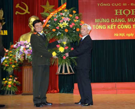 Thiếu tướng Trần Văn Nhuận, Phó Bí thư Đảng ủy, Phó Tổng Cục trưởng Tổng cục Xây dựng lực lượng CAND tặng lẵng hoa chúc mừng Câu lạc bộ.