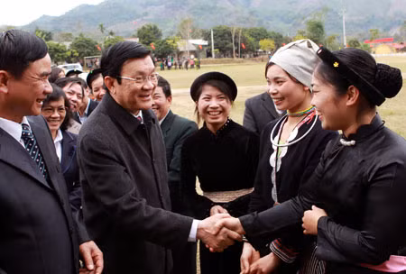 Chủ tịch nước Trương Tấn Sang thăm hỏi cán bộ và nhân dân xã Kim Bình, huyện Chiêm Hóa. Ảnh: TTXVN.