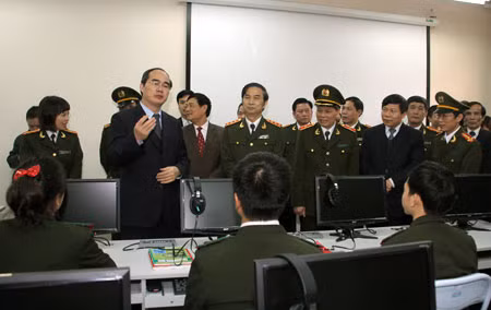GS.TS Nguyễn Thiện Nhân, Ủy viên TW Đảng, Phó Thủ tướng Chính phủ cùng các đại biểu kiểm tra một lớp học tại Trường Đại học Kỹ thuật - Hậu cần CAND.