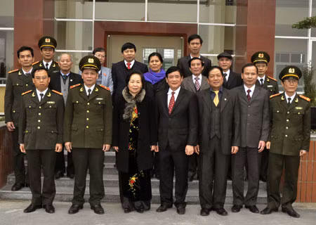 Phó Chủ tịch nước Nguyễn Thị Doan với cán bộ, giáo viên Trường Đại học Kỹ thuật - Hậu cần CAND.