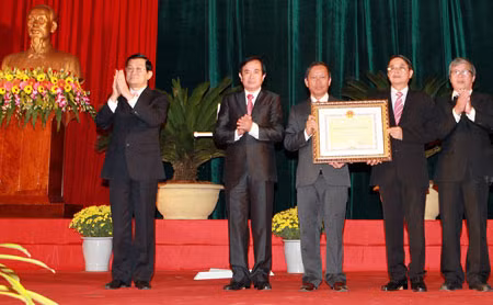 Chủ tịch nước Trương Tấn Sang trao tặng Huân chương Hồ Chí Minh cho Đảng bộ và nhân dân tỉnh Quảng Nam. Ảnh: TTXVN.