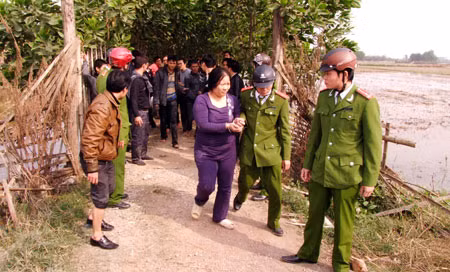Lực lượng Công an dẫn giải các con bạc.